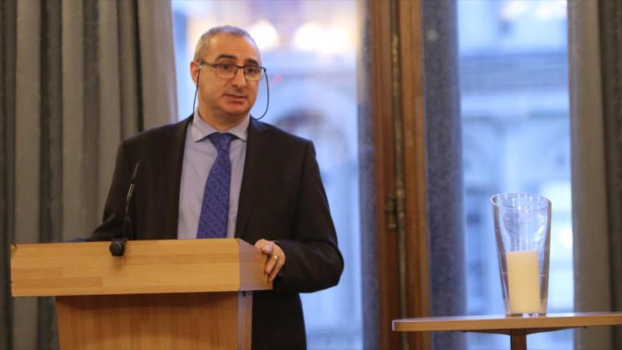 El nuevo embajador del régimen de Israel en Turquía, Eitan Naeh, quien ejercía el cargo de embajador adjunto israelí en el Reino Unido, en la embajada de Tel Aviv en Londres, 26 de junio de 2016.