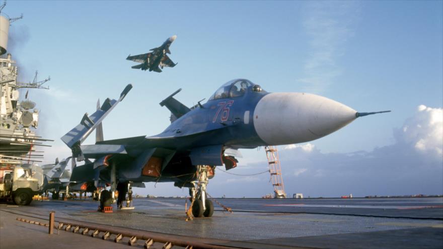 Un avión militar ruso tipo Su-33 sobre el portaviones Kuznetsov.