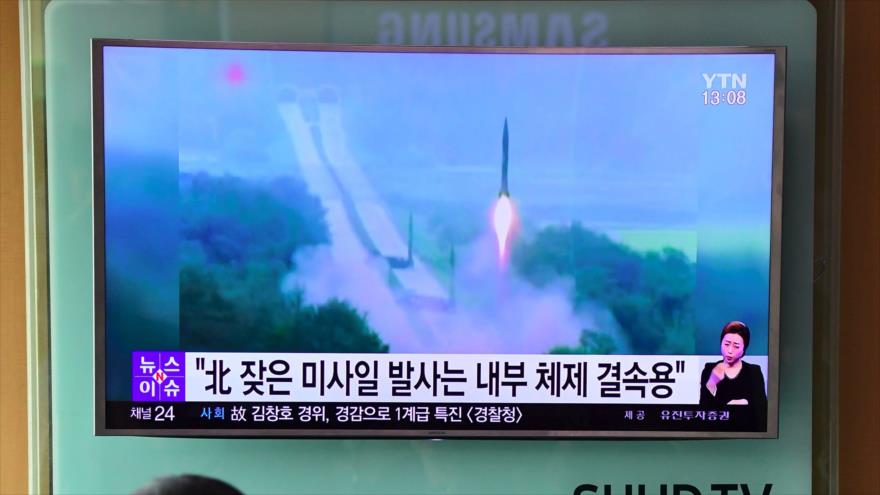 En una televisión, en una estación de tren en Seúl, capital surcoreana, se ven imágenes de archivo del lanzamiento de misiles de Corea del Norte , 20 de octubre de 2016.