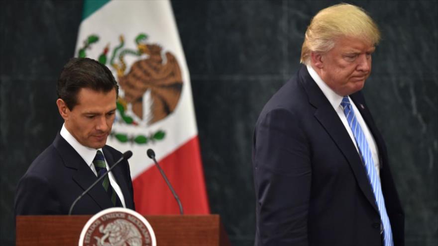 El electo presidente de los Estados Unidos, Donald Trump (dcha.), durante su visita a México, junto al presidente de ese país, Enrique Peña Nieto, septiembre de 2016.