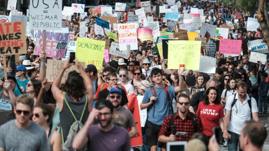 Cientos de manifestantes marchan para protestar contra el presidente electo de Estados Unidos, Donald Trump, Los Ángeles, California, 12 de noviembre de 2016.