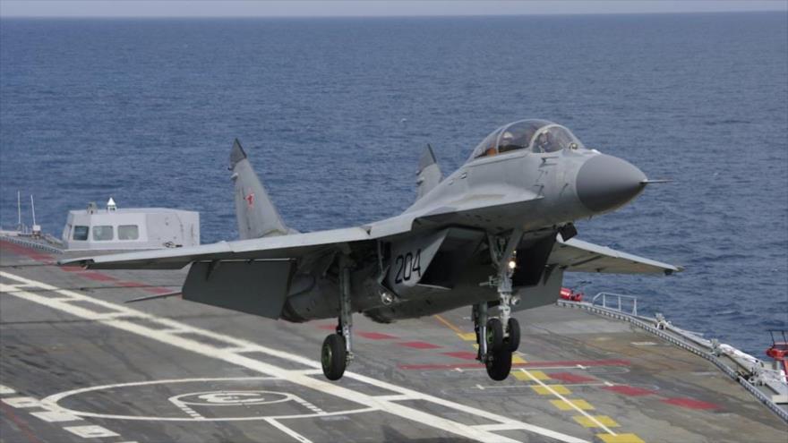 Un avión de combate MiG-29K de la Fuerza Aérea de Rusia despega del portaaviones Almirante Kuznetsov, actualmente en las aguas sirias.