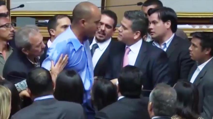 Vídeo: Diputados casi van a las manos en el Parlamento venezolano