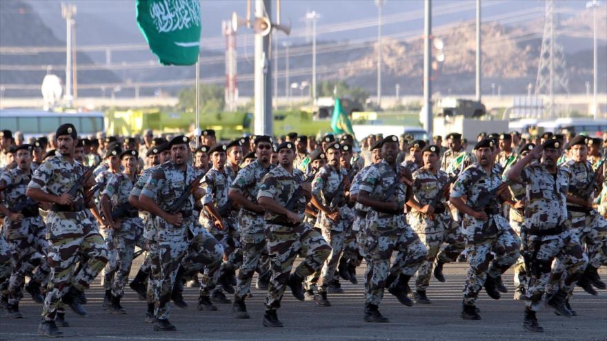 Las Fuerzas Armadas de Arabia Saudí presentan sus habilidades durante un desfile militar en 2013.
