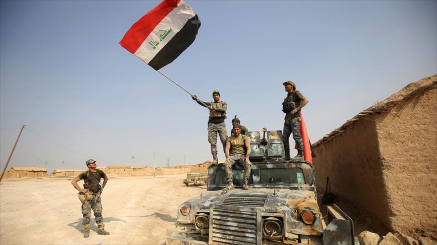 Fuerzas iraquíes ondean la bandera nacional del país tras recuperar el control de Al-Juwayn, al sur de Mosul, 23 de octubre de 2016. 