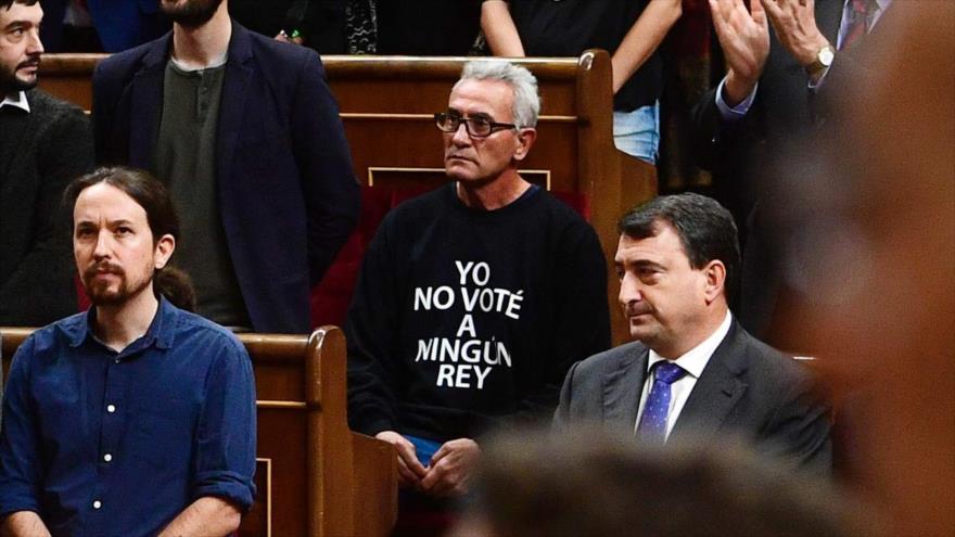 ‘Yo no voté a ningún rey’, pone camiseta de un diputado español