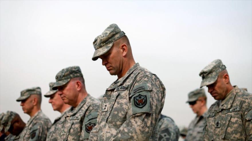 Los militares estadounidenses bajan sus cabezas durante una ceremonia que significa el final de las operaciones militares de EE.UU. en Irak, 15 de diciembre de 2011.