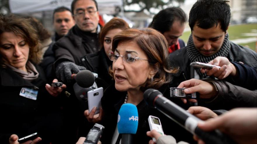 Buzaina Shaaban, la asesora política y de medios de comunicación del presidente sirio, Bashar al-Asad, habla con los periodistas.