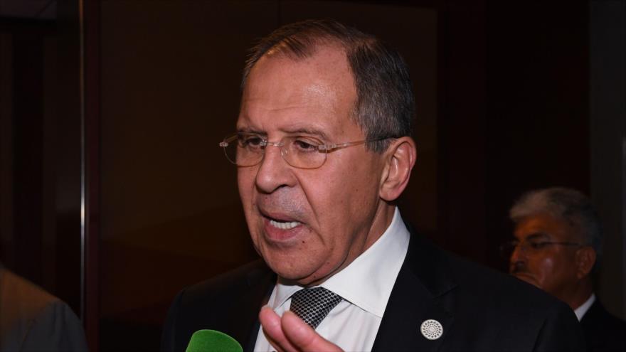 El ministro de Exteriores de Rusia, Serguei Lavrov, habla ante los medios de comunicación durante su estancia en Lima (Perú), 17 de noviembre de 2016. 