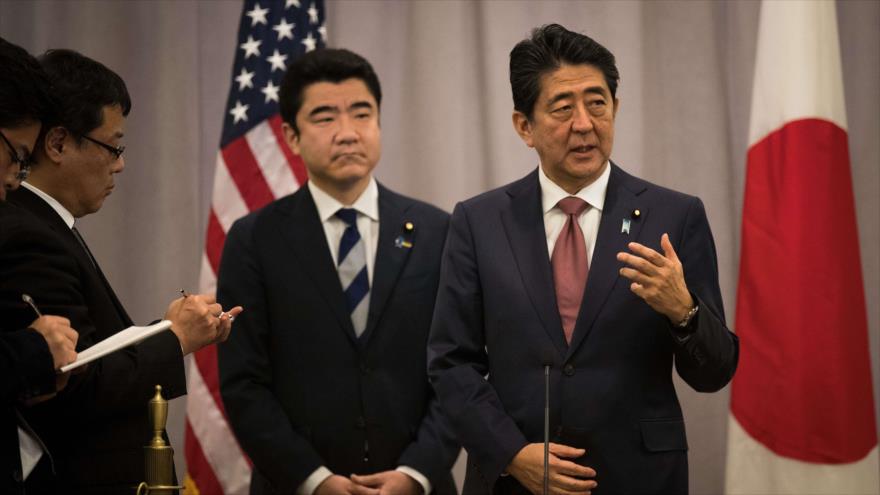 El primer ministro japonés, Shinzo Abe, habla ante los reporteros en la ciudad estadounidense de Nueva York, 17 de noviembre de 2016.