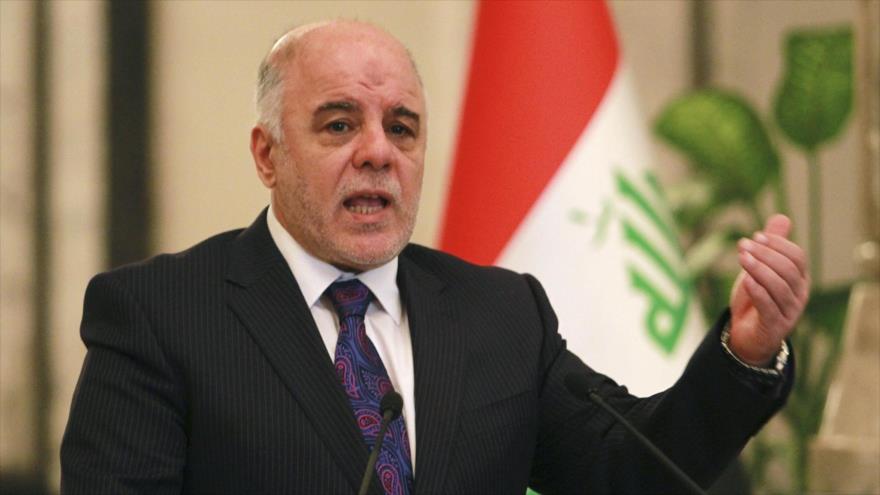 El primer ministro de Irak, Haidar al-Abadi, habla con la prensa en Bagdad.