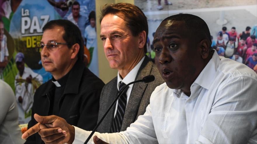 El representante del Alto Comisionado de la ONU para los Derechos Humanos en Colombia, Todd Howland (centro), el representante de las Víctimas de Bojaya, Leyner Palacios (dcha.), junto al Arzobispo de Quibdo, Juan Carlos Barreto, Arzobispo de Quibdo, durante una conferencia de prensa en Bogotá, capital colombiana, 17 de noviembre de 2016.