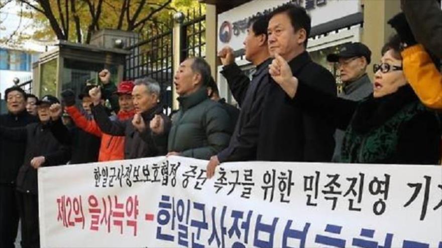 Surcoreanos protestan contra el pacto firmado entre su país y Japón frente de un edificio gubernamental en la ciudad capitalina de Seúl. 14 de noviembre de 2016 