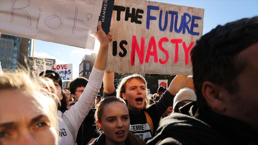 Cientos de manifestantes anti-Donald Trump realizan una manifestación en el Washington Square Park de Nueva York en reacción a la elección de Trump como presidente de los Estados Unidos, 11 de noviembre de 2016.