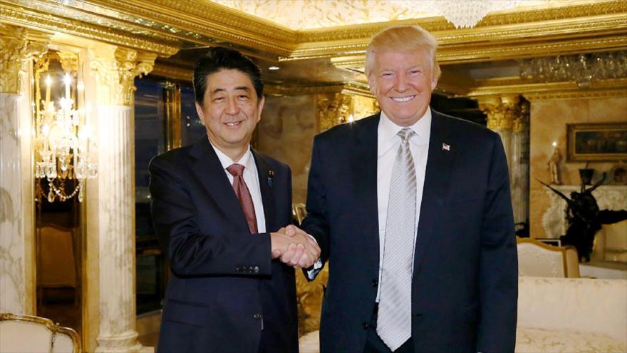 El primer ministro de Japón, Shinzo Abe (izda.) estrechaza la mano del presidente electo de EE.UU., Donald Trump (dcha) en un encuentro mantenido en la ciudad estadounidense de Nueva York. 17 de noviembre de 2016