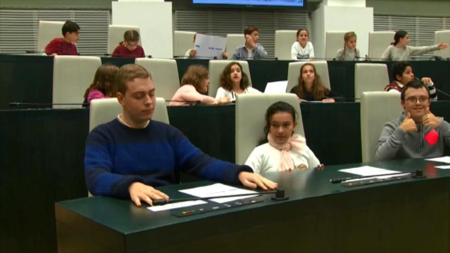 Niños españoles exponen sus demandas en la alcaldía de Madrid