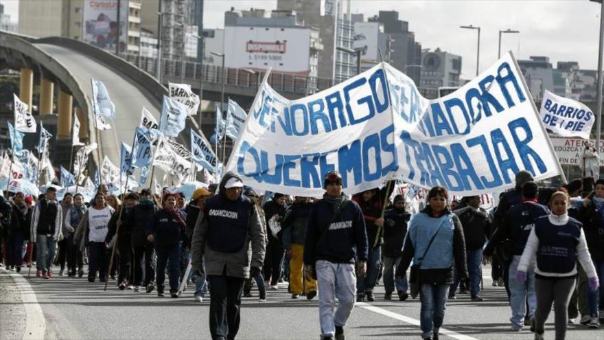 Argentinos marchan y reiteran al Gobierno ‘basta de despidos’