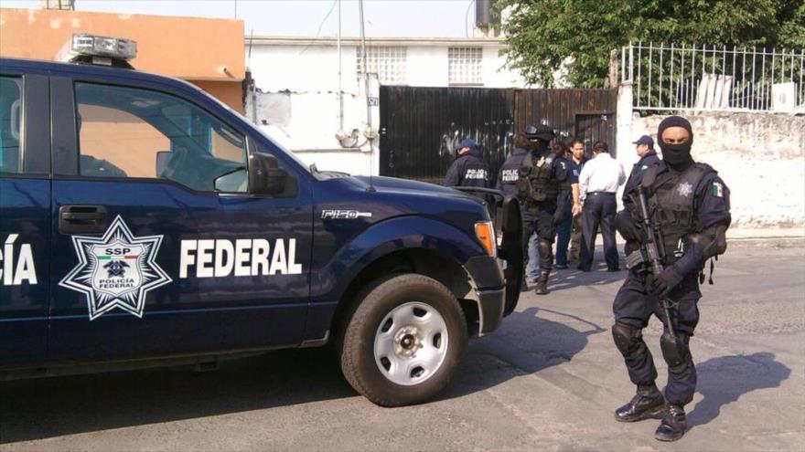 Agentes de la Policía Federal de México se posicionan frente a un edificio durante una operación especial en la ciudad de Veracruz.