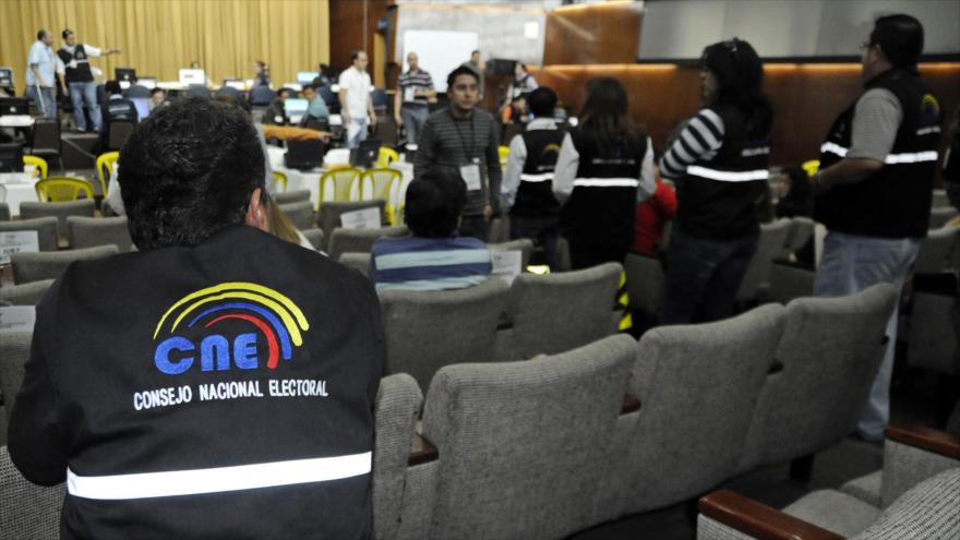 Empleados del Consejo Nacional Electoral de Ecuador salen de una reunión laboral en diciembre de 2015.