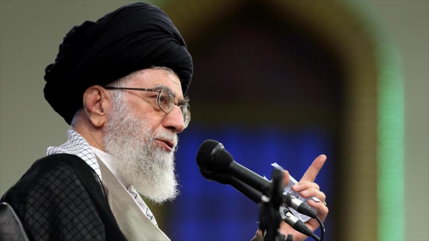 El Líder de la Revolución Islámica de Irán, el ayatolá Seyed Ali Jamenei, recibe a estudiantes iraníes en Teherán, 2 de julio de 2016.