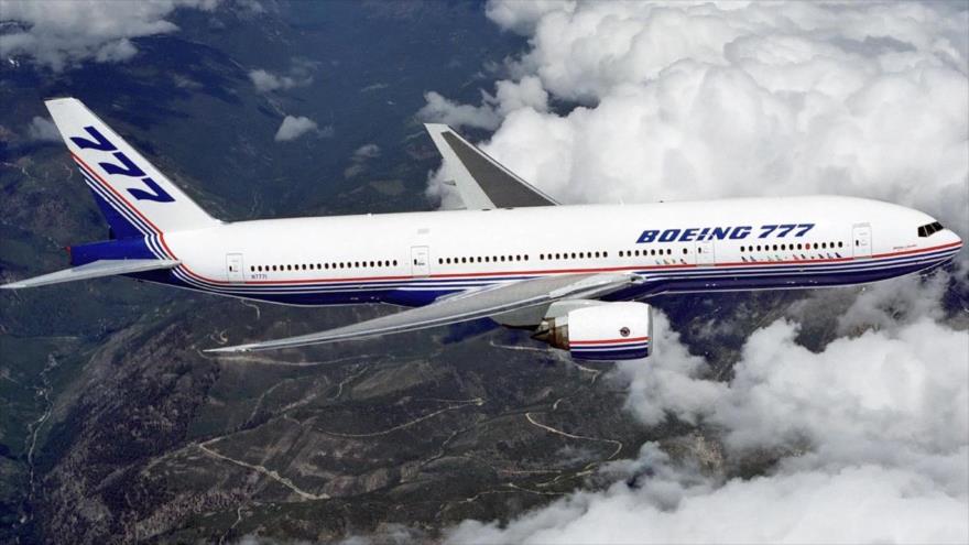 Un avión de pasajeros modelo 777 de la compañía multinacional Boeing.