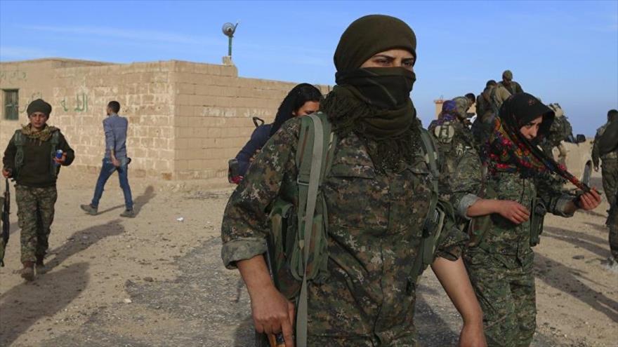 Integrantes de las Fuerzas Democráticas Sirias (SDF), antes comenzar la ofensiva para recuperar el control de Al-Raqa (norte de Siria).