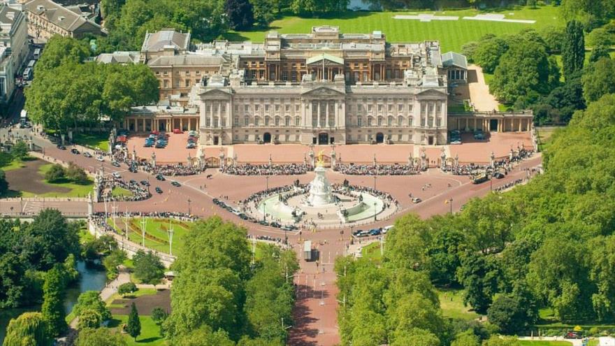 Vista del Palacio de Buckingham en Londres (capital del Reino Unido).