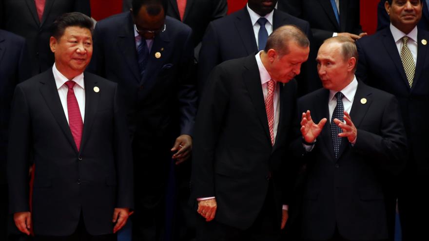 (De izda. a drcha.) el presidente de China, Xi Jinping; el mandatario turco, Recep Tayyip Erdogan; y el jefe de Estado ruso, Vladimir Putin, al margen de la cumbre del Grupo de los Veinte (G20) en la ciudad china de Hangzhou, septiembre de 2016.