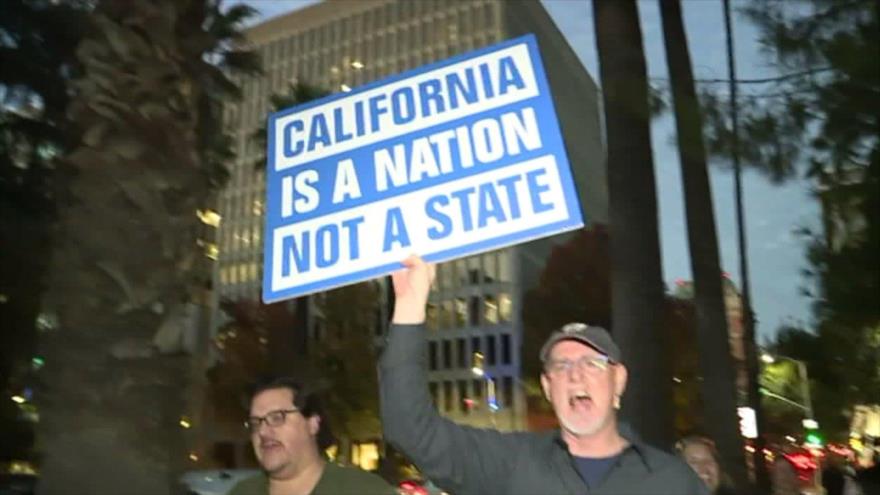 Protestan en Los Ángeles, California, contra el nuevo presidente Donald Trump y en pro de Calexit, 10 de noviembre de 2016.