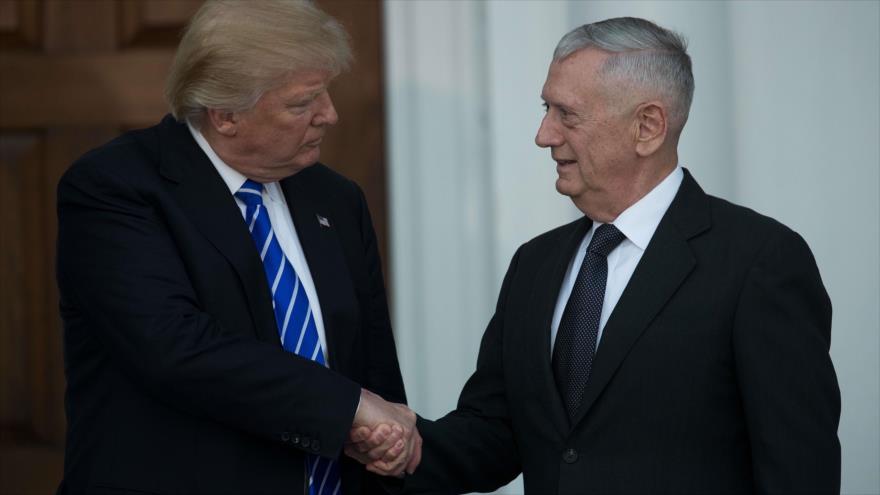 El presidente de EE.UU., Donald Trump (izda.) se da la mano con el general James Mattis después de una reunión en Nueva Jersey (este), 19 de noviembre de 2016.