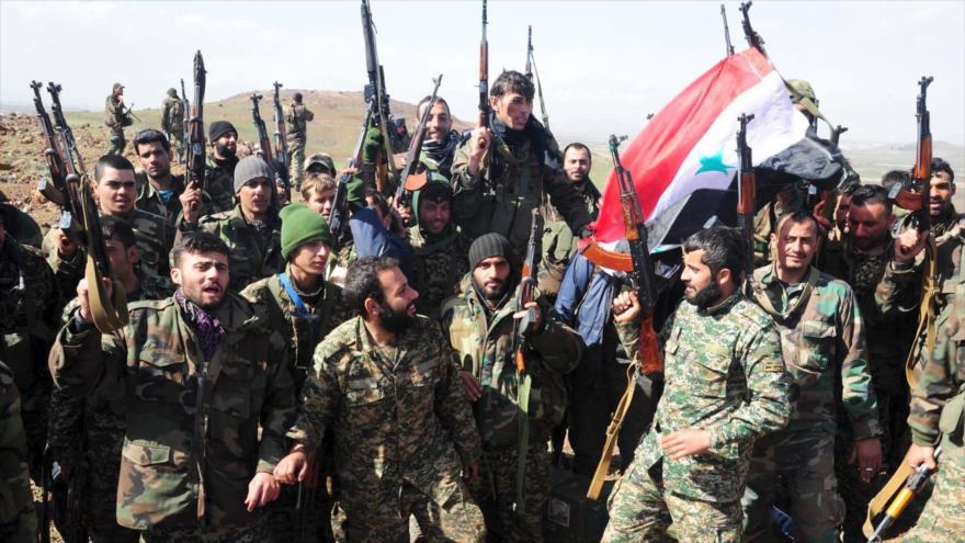 Las fuerzas del Ejército sirio se reúnen en una zona en las proximidades de la ciudad septentrional de Alepo.