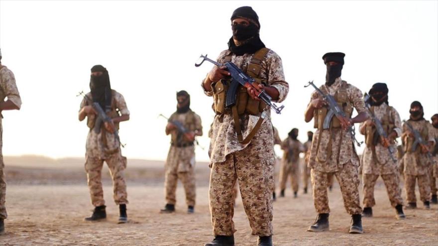 Integrantes del grupo terrorista EIIL (Daesh, en árabe) durante entrenamientos militares.