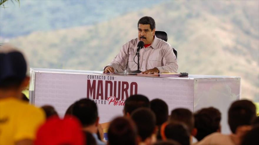 El presidente venezolano, Nicolás Maduro, da un discurso en una reunión con alumnos, con motivo del día del estudiante en el país suramericano, 21 de noviembre de 2016.