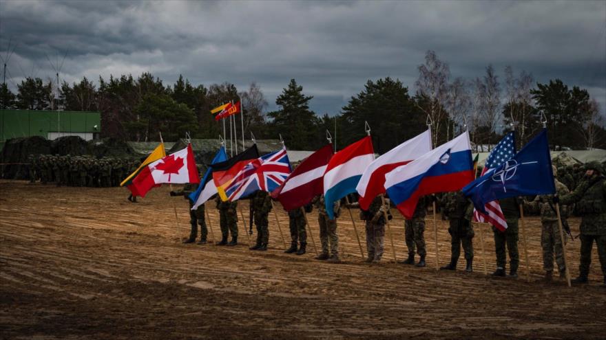 Banderas de unos países participantes en las maniobras Iron Sword 2016 en el día del inicio de estos ejercicios en Lituania, 20 de noviembre de 2016.