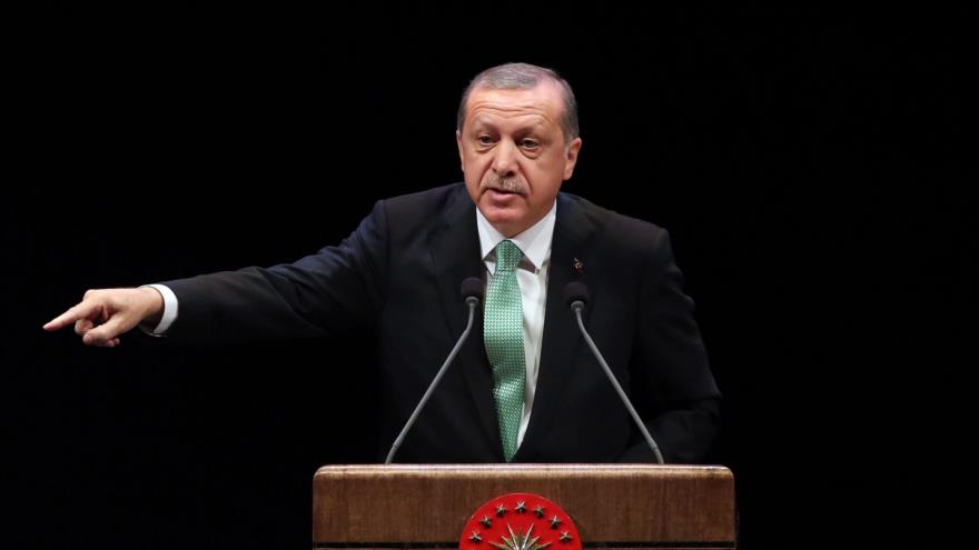 El presidente turco, Recep Tayyip Erdogan, pronuncia un discurso durante una ceremonia en el Centro de Congreso y Cultura de Beştepe en Ankara, la capital, 3 de noviembre de 2016. 