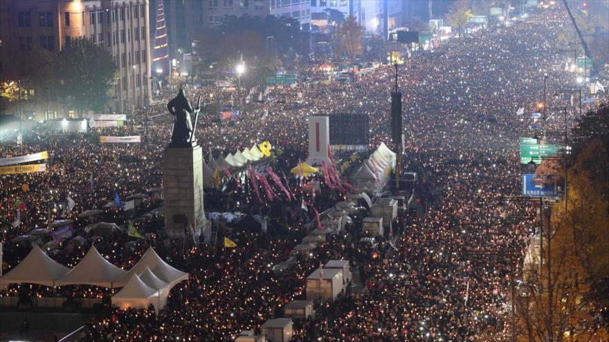 Masiva marcha antigubernamental en el centro de Seúl, capital de Corea del Sur, 19 de noviembre de 2016.