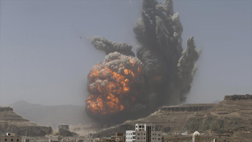 Un ataque aéreo saudí cerca de la capital de Yemen, Saná, ha causado una explosión masiva que, según los medios estatales de Yemen, mató a 25 personas e hirió a 398, abril de 2015.
