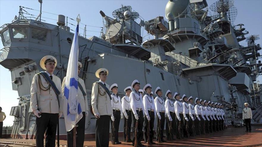Marineros del crucero lanzamisiles Piotr Veliky en la base naval Tartus, en el oeste de Siria.