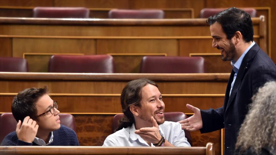 El líder de Izquierda Unida (IU), Alberto Garzón (dcha.), conversa con el secretario general de Podemos, Pablo Iglesias (c.), y el portavoz parlamentario de Unidos Podemos, Íñigo Errejón, al inicio de un pleno, 27 de octubre de 2016.