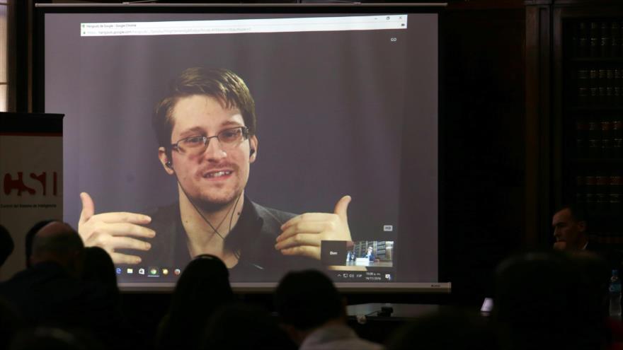 El excolaborador de la inteligencia estadounidense Edward Snowden interviene en una conferencia en la Universidad de Buenos Aires mediante una videoconferencia, 14 de noviembre de 2016.