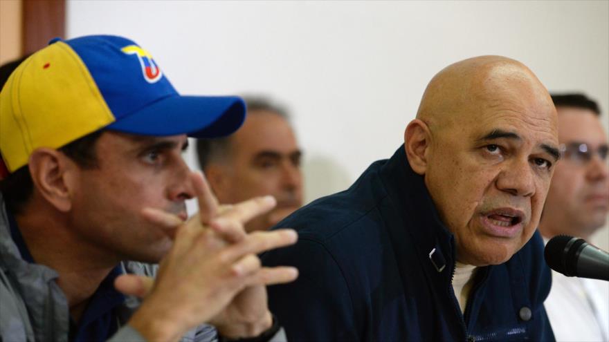 El secretario general de la Mesa de la Unidad Democrática (MUD), Jesús Torrealba (dcha.) junto al líder opositor venezolano, Henrique Capriles (izda.), ofrece una rueda de prensa en Caracas, capital, 10 de octubre de 2016.