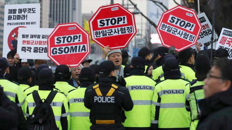 Surcoreanos protestan contra el Acuerdo General sobre la Seguridad de la Información Militar (GSOMIA) entre Corea del Sur y Japón, 14 de noviembre de 2016.