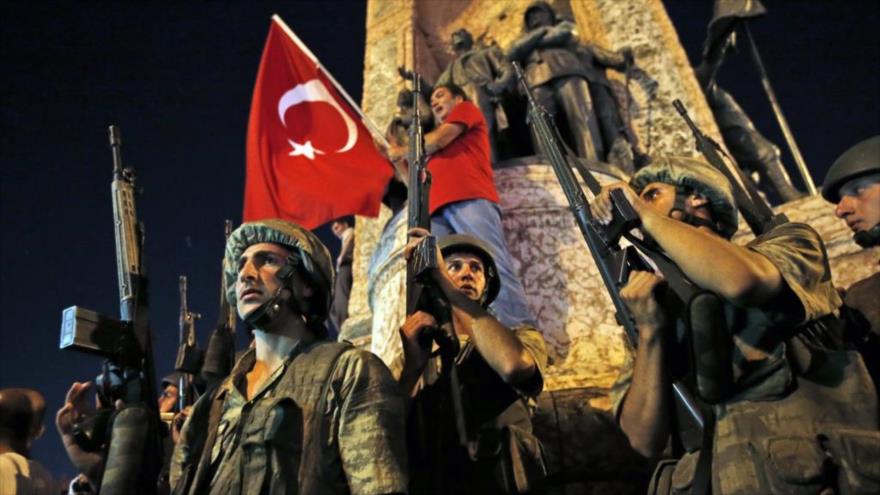 Soldados del Ejército de Turquía durante el golpe militar en Ankara, capital turca, 15 de julio de 2016.