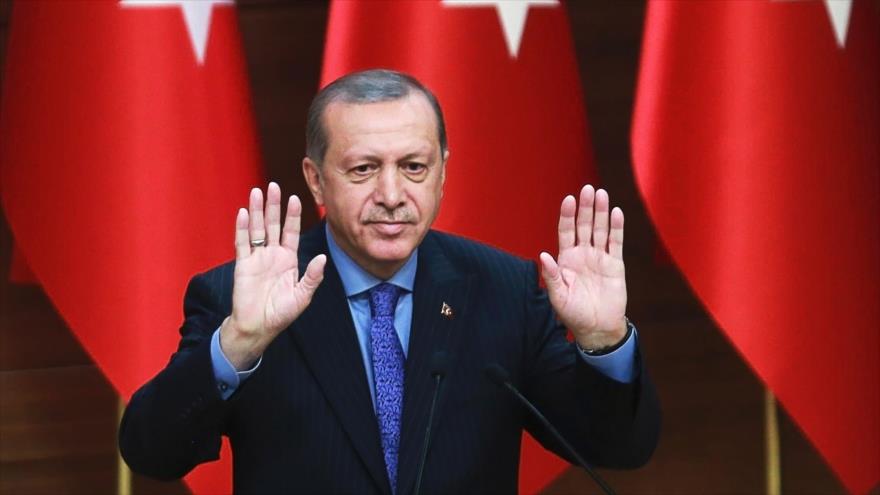 El presidente de Turquía, Recep Tayyip Erdogan, ofrece un discurso en la capitalina ciudad de Ankara, 19 de octubre de 2016.