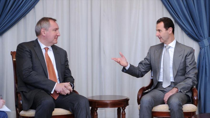 El presidente de Siria, Bashar al-Asad (drcha.), durante un encuentro con el viceprimer ministro ruso, Dmitri Rogozin, en Damasco (capital siria), 22 de noviembre de 2016.