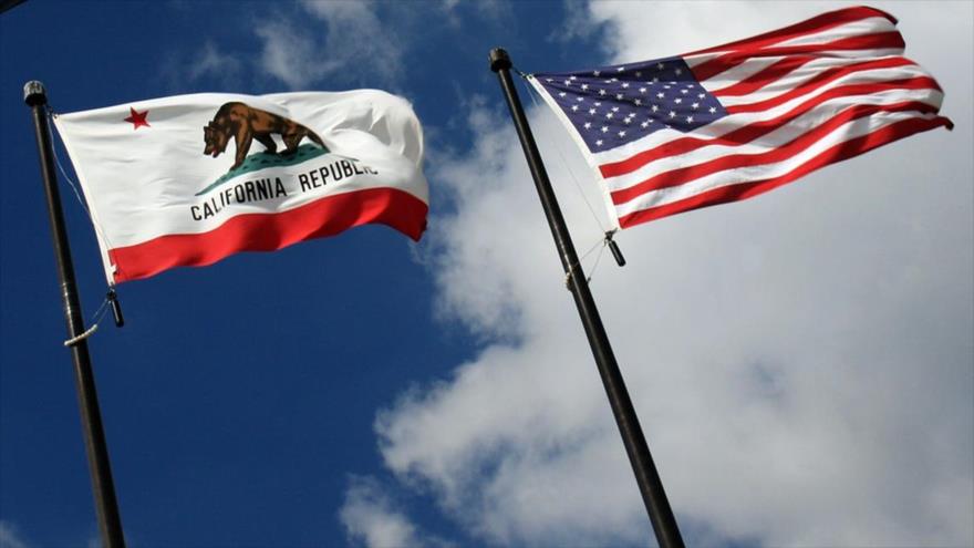 La bandera del Oso del estado suroccidental estadounidense de California ondea junto a la bandera de Estados Unidos.