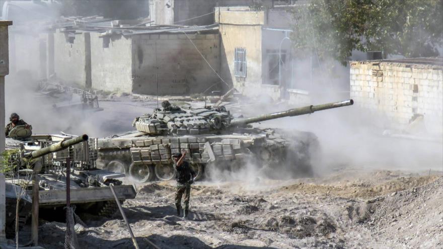Tanque del Ejército sirio T-72 avanza por el barrio de Hawsh Nasri, en poder de grupos armados, en las proximidades de Damasco (capital), 22 de noviembre de 2016.