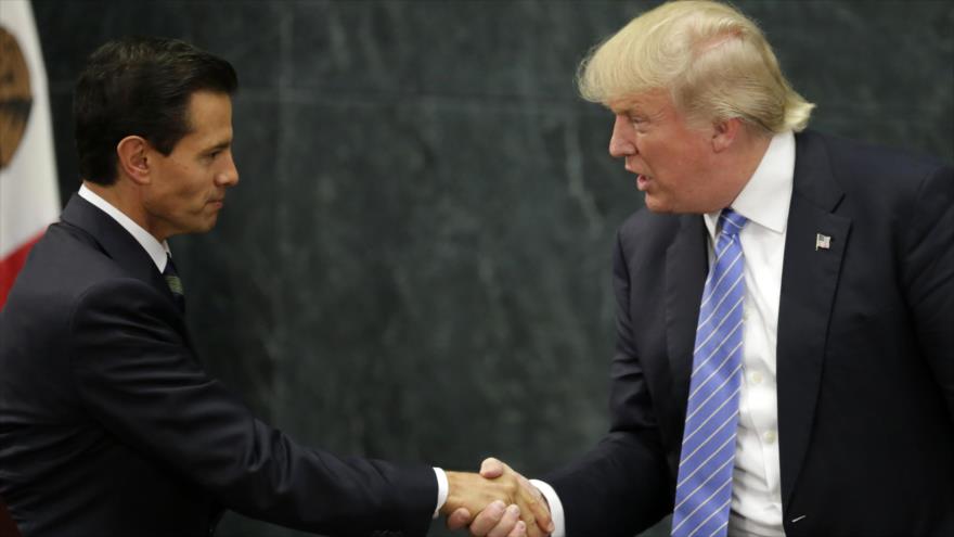 El presidente mexicano, Enrique Peña Nieto (izqa.), y el presidente electo de Estados Unidos, Donald Trump, se estrechan la mano tras una reunión en la ciudad de México, el 31 de agosto de 2016.
