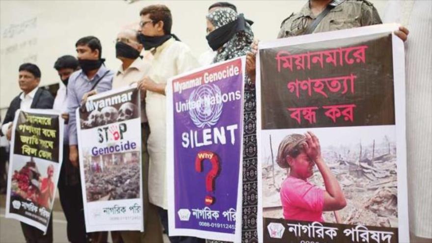 Ciudadanos bangladesíes se manifiestan en Dacca, capital bangladesí, en contra del genocidio de los musulmanes rohingyas en Myanmar (Birmania), 22 de noviembre de 2016.