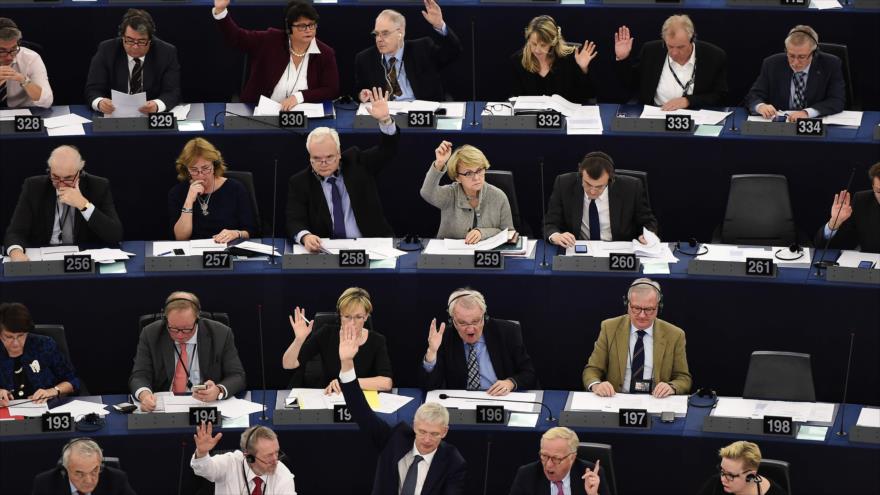 Diputados europeos votan en una sesión del Parlamento Europeo (PE), 22 de noviembre de 2016.
